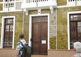Vista de la Casa Amarilla, desde la fachada de la calle Real.
