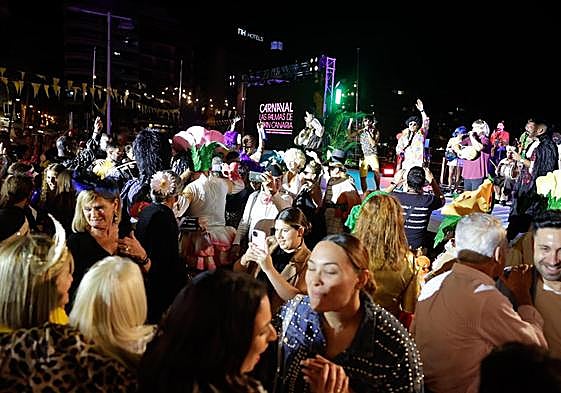 La alcaldesa, Carolina Darias, presenta la nueva distribución del carnaval junto a Josué Quevedo, Inmaculada Medina, Alberto Trujillo y Francisco Trujillo.