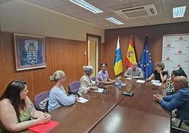 Un momento de la reunión del Diputado del Comun con familiares del CADI de Telde.