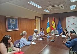 Reunión entre el Diputado del Común, Rafael Yanes, la asesora del área de Discapacidad, Yésica González, y familiares de usuarios del CAMP San José de Las Longueras.