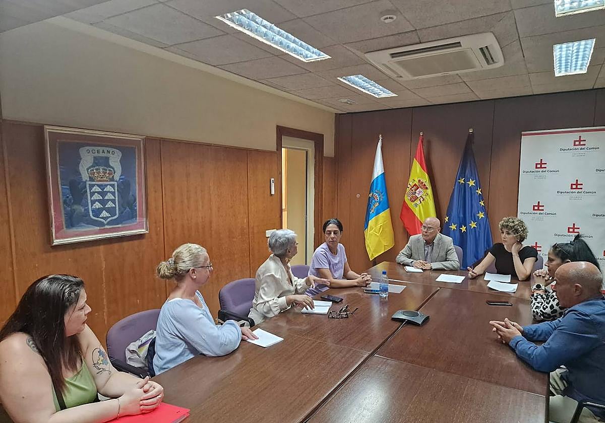 Reunión entre el Diputado del Común, Rafael Yanes, la asesora del área de Discapacidad, Yésica González, y familiares de usuarios del CAMP San José de Las Longueras.