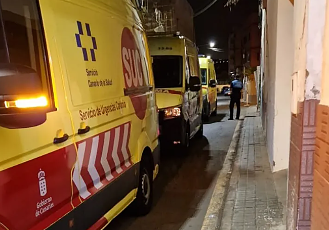 Efectivos de emergencia y de la Policía Local esta madrugada en el municipio de Gáldar.