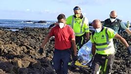 Se elevan a ocho los muertos al volcar una patera en Órzola