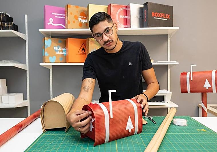 Bryan Díaz, vecino de Arucas, elabora buzones navideños destinados a la venta solidaria.