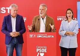 Torres, compareciendo este viernes acompañado de la secretaria de Organización, Nira Fierro, y el portavoz del Grupo Parlamentario Socialista, Sebastián Franquis.