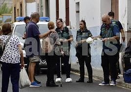 Las autoridades acudieron al lugar del homicidio para una investigación en el interior de la vivienda.