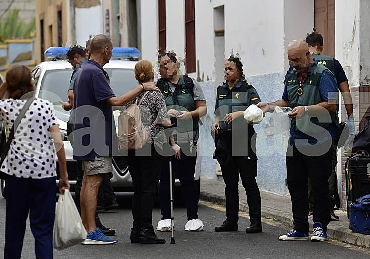 Las autoridades acudieron al lugar del homicidio para una investigación en el interior de la vivienda.