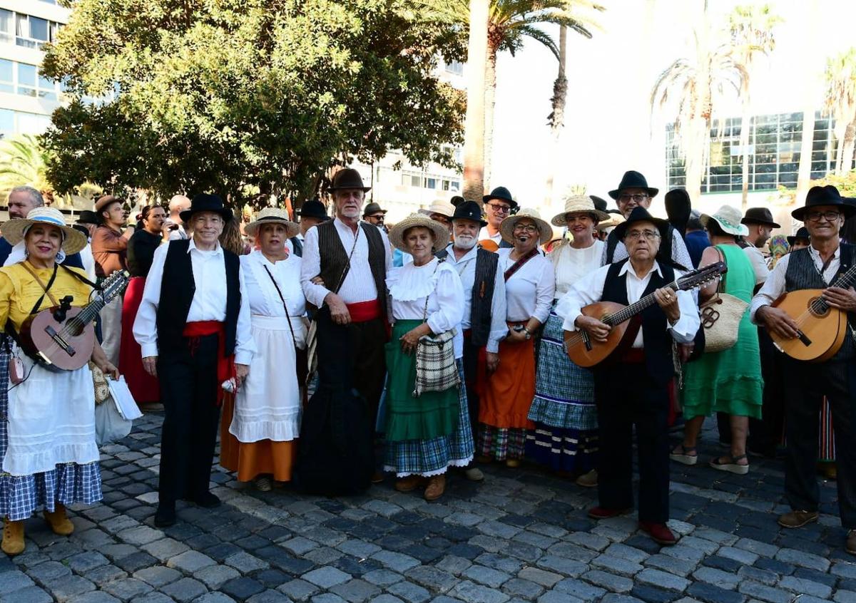 Imagen secundaria 1 - Parranda La Sal de La Garita, parranda Isla Perdida y Carmen Niz y Fermín Díaz ataviados de gracioseros.