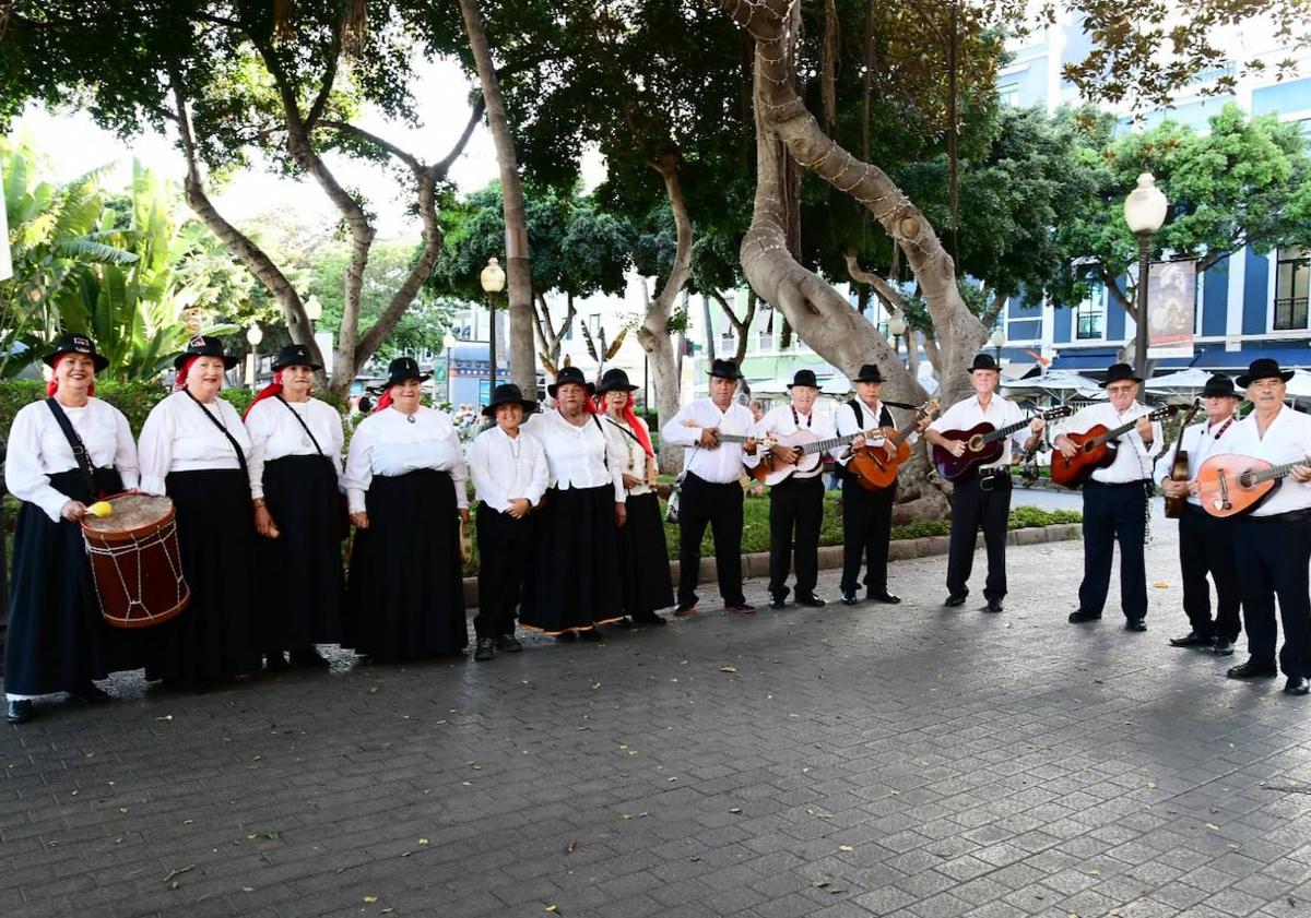 Imagen principal - Parranda La Sal de La Garita, parranda Isla Perdida y Carmen Niz y Fermín Díaz ataviados de gracioseros.