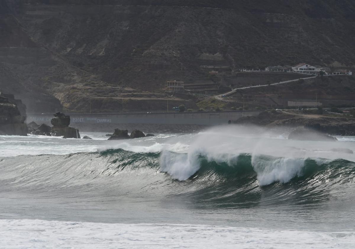 Imagen principal - Las olas golpean con fuerza la costa en la zona de Las Canteras