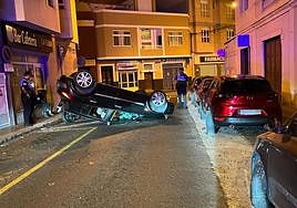 Imagen del vehículo volcado en Lomo Apolinario (Las Palmas de Gran Canaria).