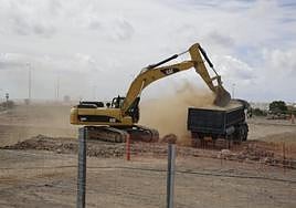 Actividad para preparar el suelo de las futuras viviendas sociales.