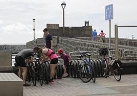 Espacio para bicicletas junto a la calle Real, en las inmediaciones del Puente de Las Bolas.