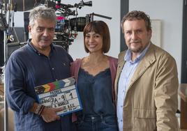 Los actores Fernando Cayo y Natalia Verbeke con José Ángel Bohollo.