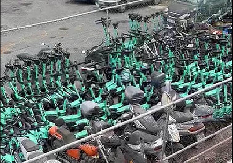 Patinetas acumuladas en el potrero de San Bartolomé de Tirajana. La empresa ya se las llevó todas.