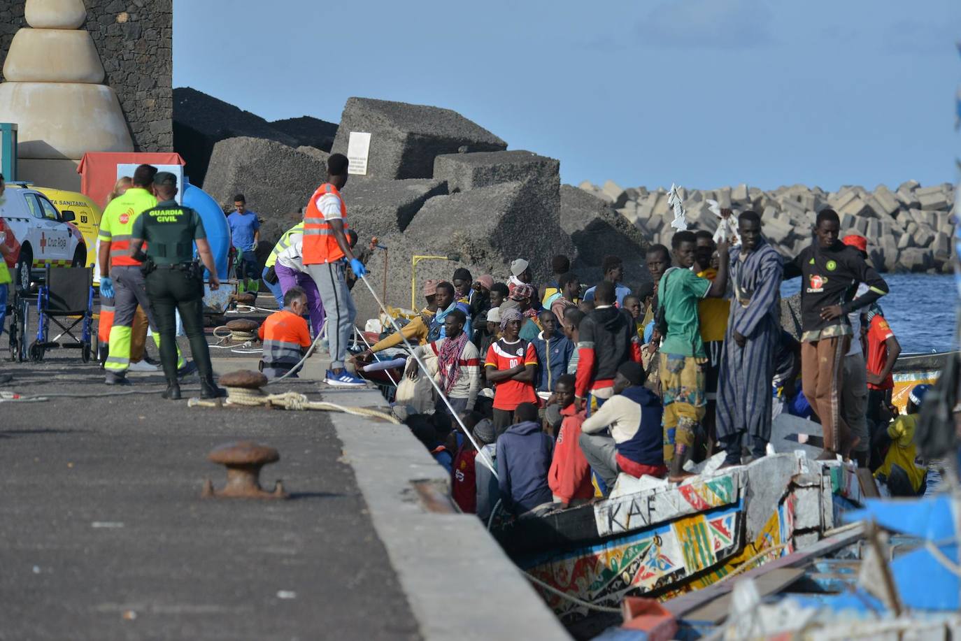 570 immigrants arrive in the Canary Islands in five cayucos so far this Monday