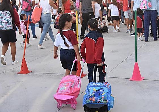 Alumnado a la entrada del colegio.