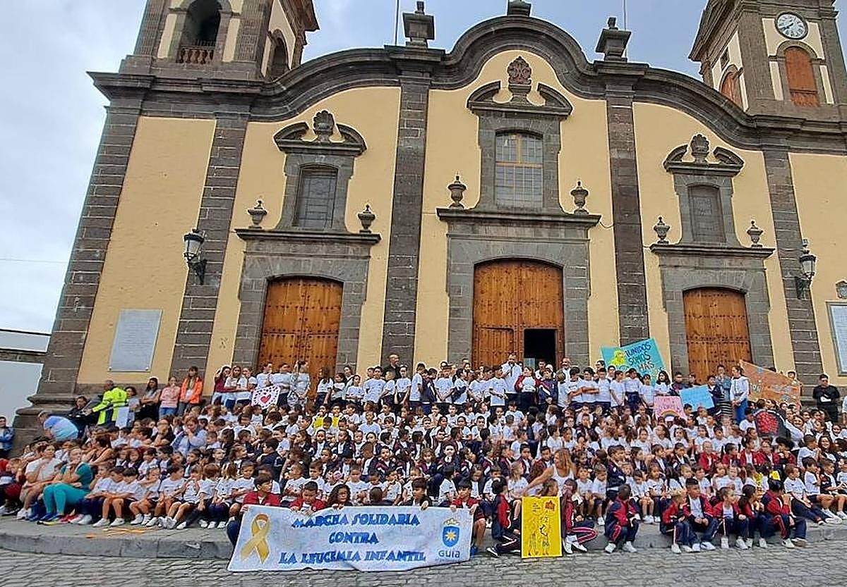 Imagen principal - Más de 400 escolares recorren el casco histórico de Guía por la leucemia infantil