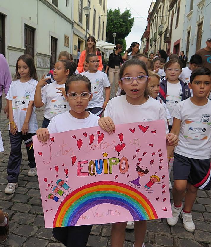 Imagen secundaria 2 - Más de 400 escolares recorren el casco histórico de Guía por la leucemia infantil