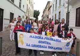 Más de 400 escolares recorren el casco histórico de Guía por la leucemia infantil