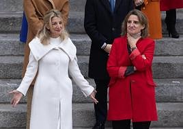 Teresa Ribera (dcha.), vicepresidenta tercera y ministra para la Transición Ecológica.