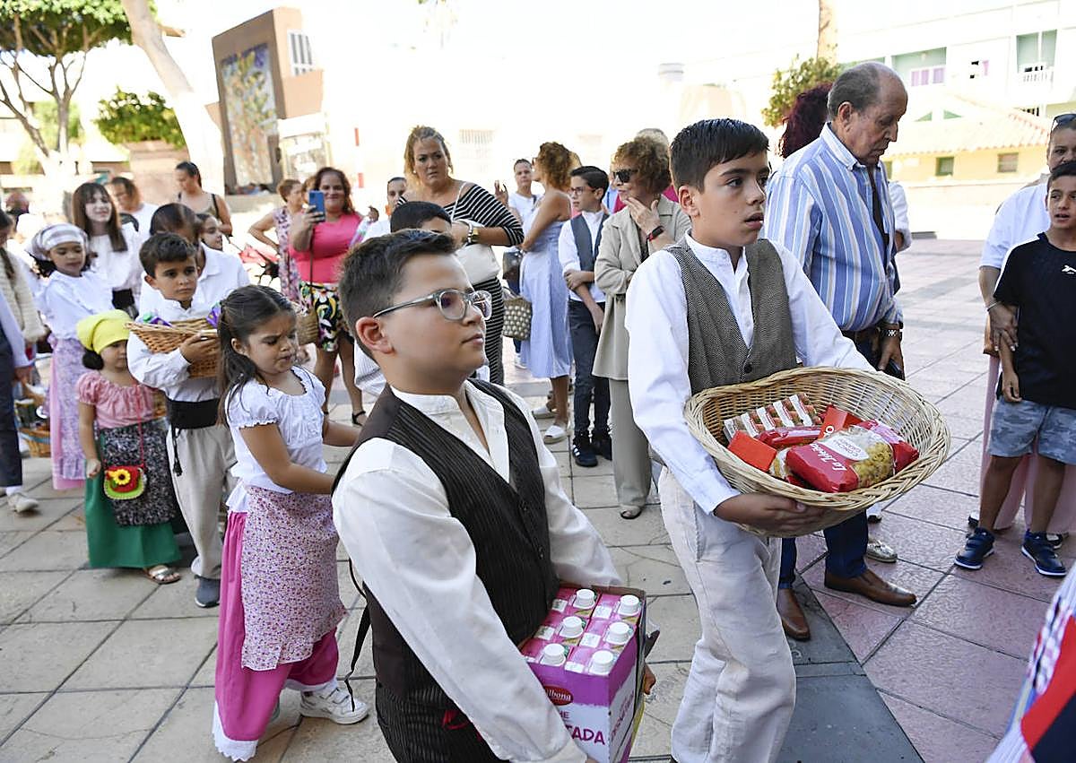 Imagen secundaria 1 - La chiquillería arropa a San Rafael en Vecindario