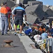 Rescatan a 233 migrantes, uno de ellos fallecido, en aguas cercanas a Canarias