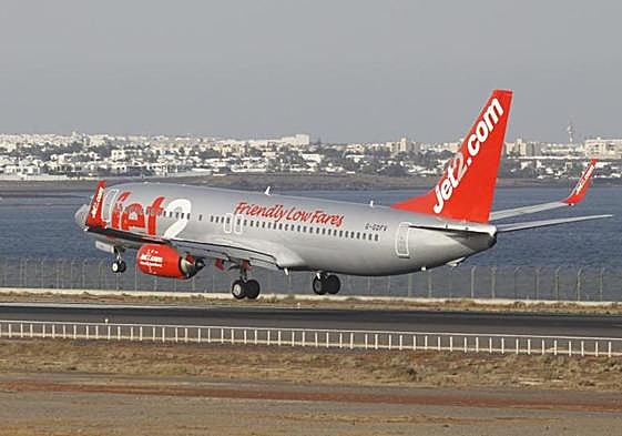 Imagen de archivo de un avión de la compañía Jet2 en el aeropuerto de Lanzarote.