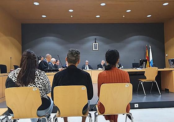 Los tres acusados que sí acudieron a la vista en la Audiencia Provincial de Las Palmas.