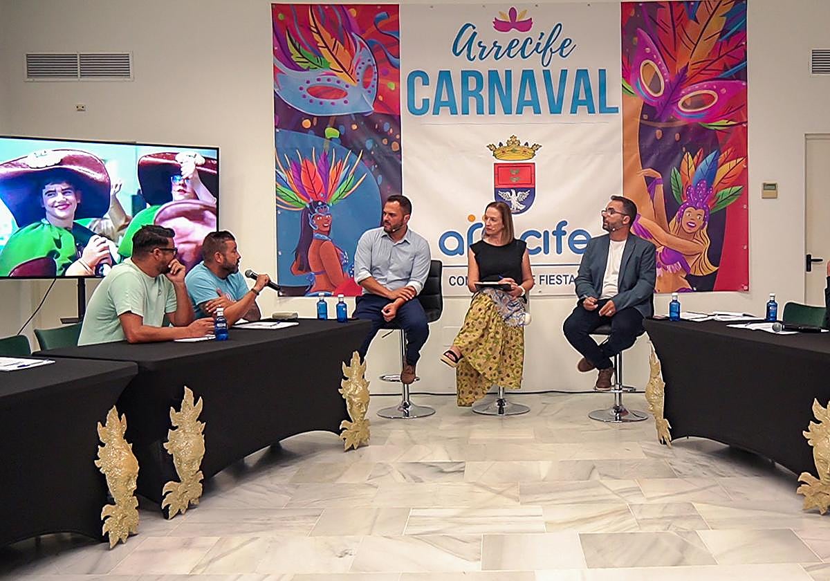 Mesa de trabajo del miércoles, con Laura San José moderando, con alcalde y edil de Festejos.