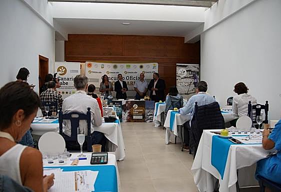 Momento de la apertura del certamen, con especialistas en cata de sal.