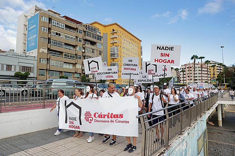Marcha de Cáritas por Las Alcaravaneras y Mesa y López para visibilizar la situación de las personas sin hogar.