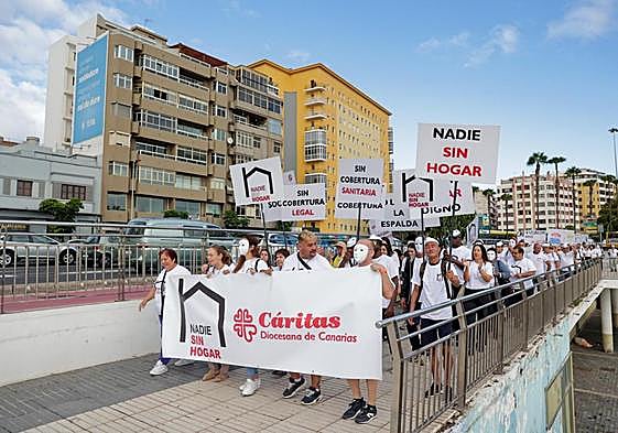 Marcha de Cáritas por Las Alcaravaneras y Mesa y López para visibilizar la situación de las personas sin hogar.