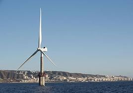 Vista del prototipo de aerogenerador marino instalado en aguas de Jinámar, junto a la Plocan.