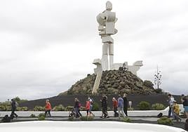 Visitantes junto a la escultura del Monumento al Campesino.