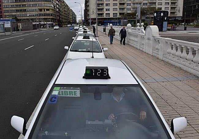 Cola de taxis en la parada