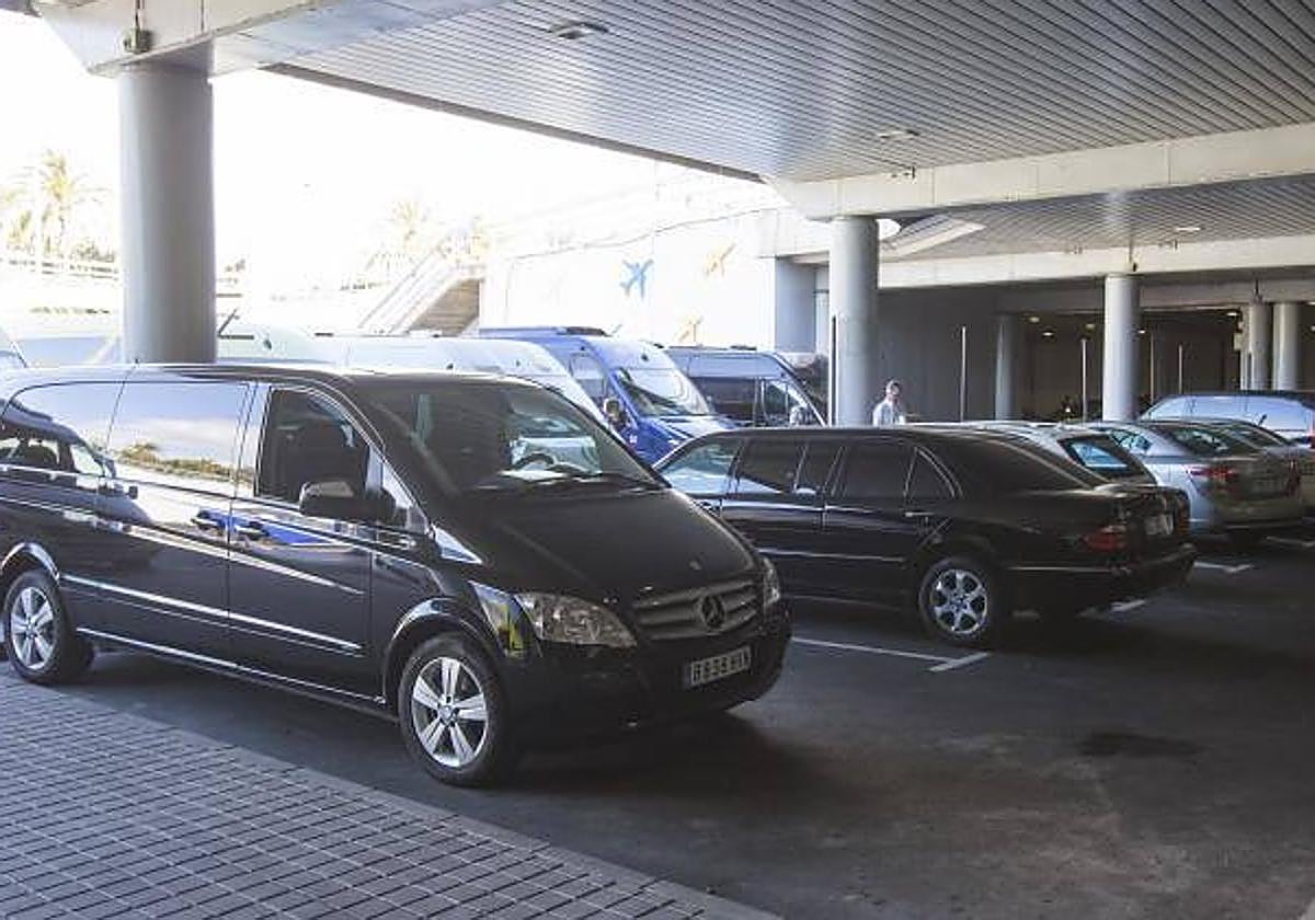 Vehículos de alquiler con conductor estacionados en el Aeropuerto de Gran Canaria.