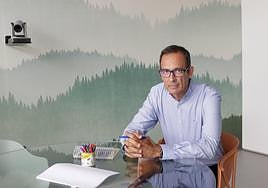 El juez Tomás Luis Martín en una de las salas de las que dispone el Juzgado de Violencia contra la Infancia y la Adolescencia.