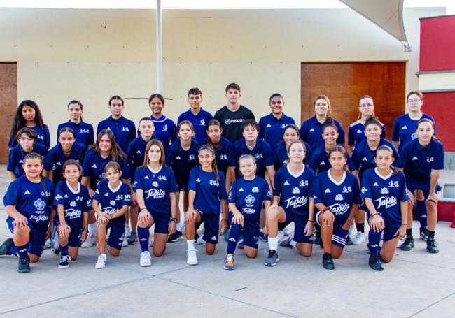 Equipo femenino federado, más algunas jugadoras de la escuela de fútbol.