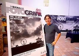 El fotógrafo de Canarias7, Arcadio Suárez, posa con el cartel.