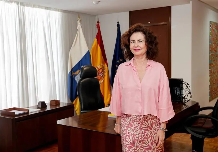 La consejera de Hacienda, Matilde Asián, en su despacho de la capital grancanaria esta semana.
