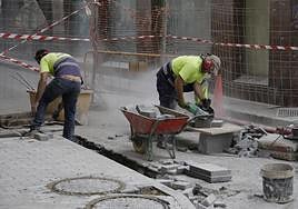 Operarios por cuenta ajena del sector de la construcción en una actuación en Arrecife.