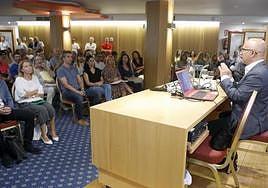 Reunión en Lanzarote del director general de Ordenación Turística con pequeños inversores.