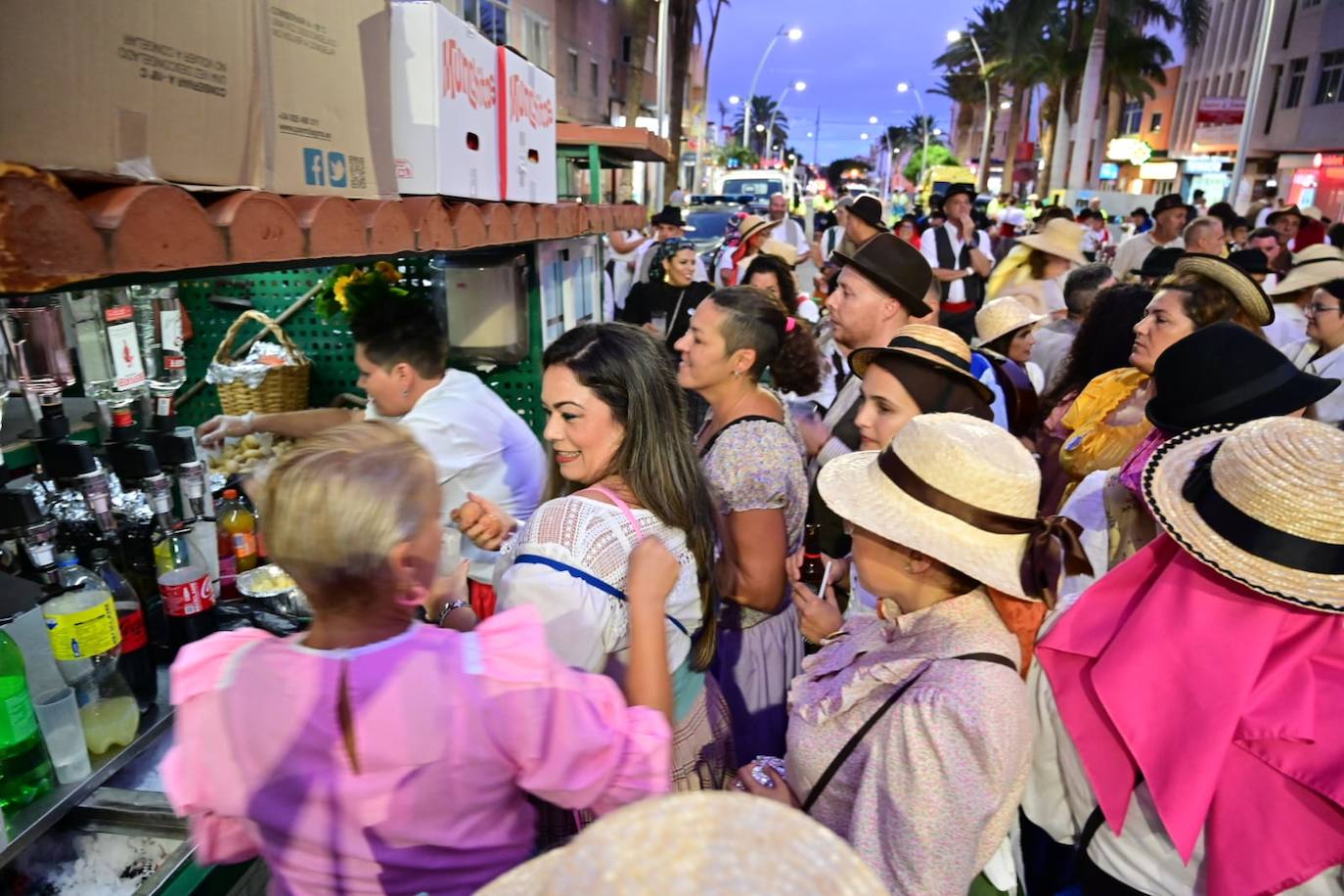Miles de personas llenan las calles de Vecindario en la romería de San Rafael