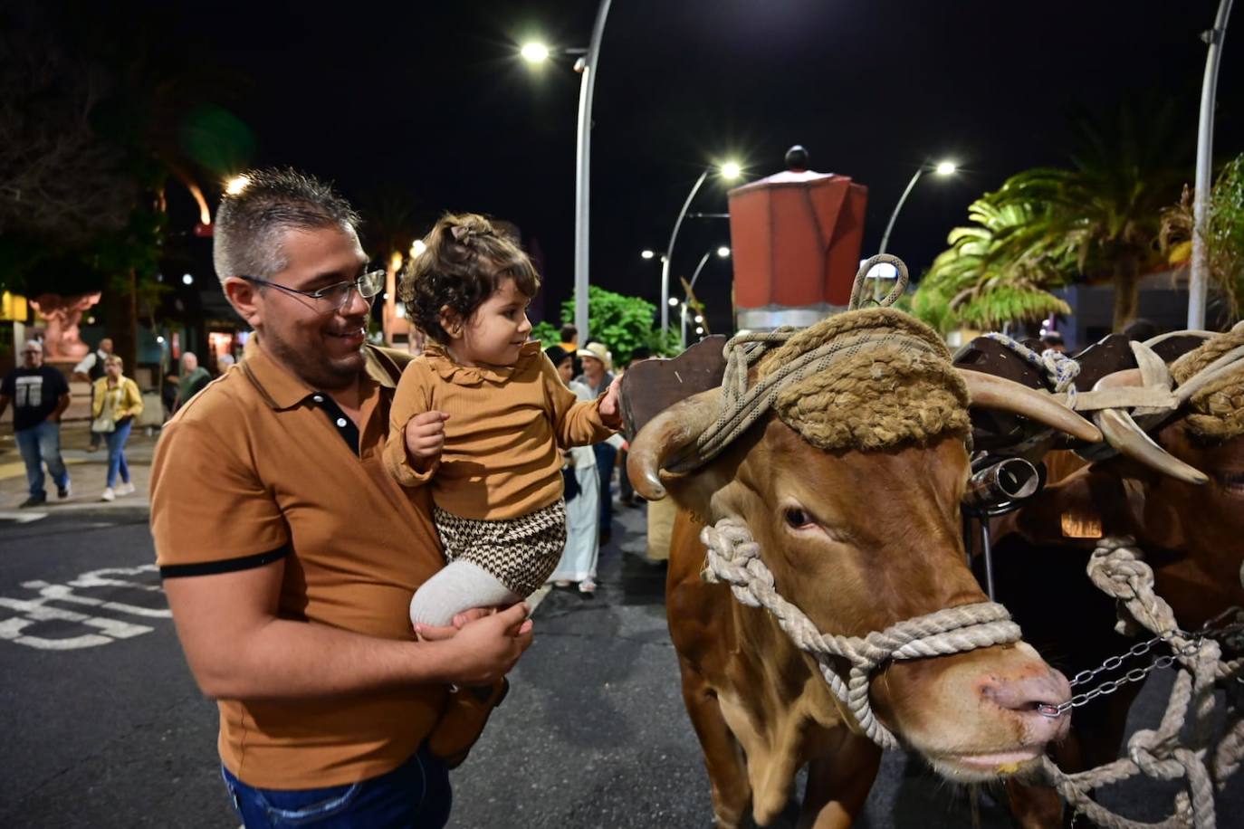 Miles de personas llenan las calles de Vecindario en la romería de San Rafael