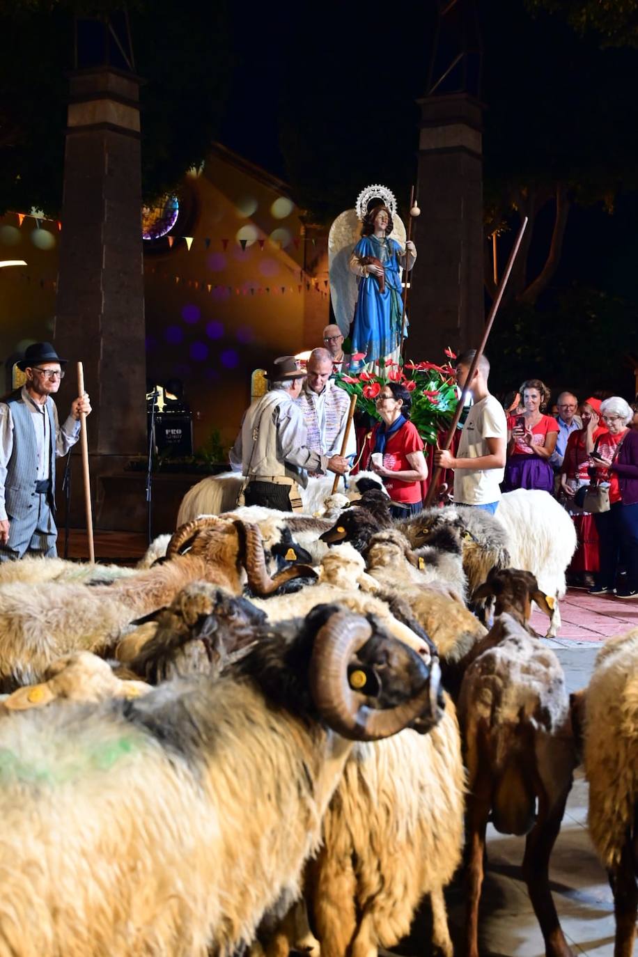 Miles de personas llenan las calles de Vecindario en la romería de San Rafael