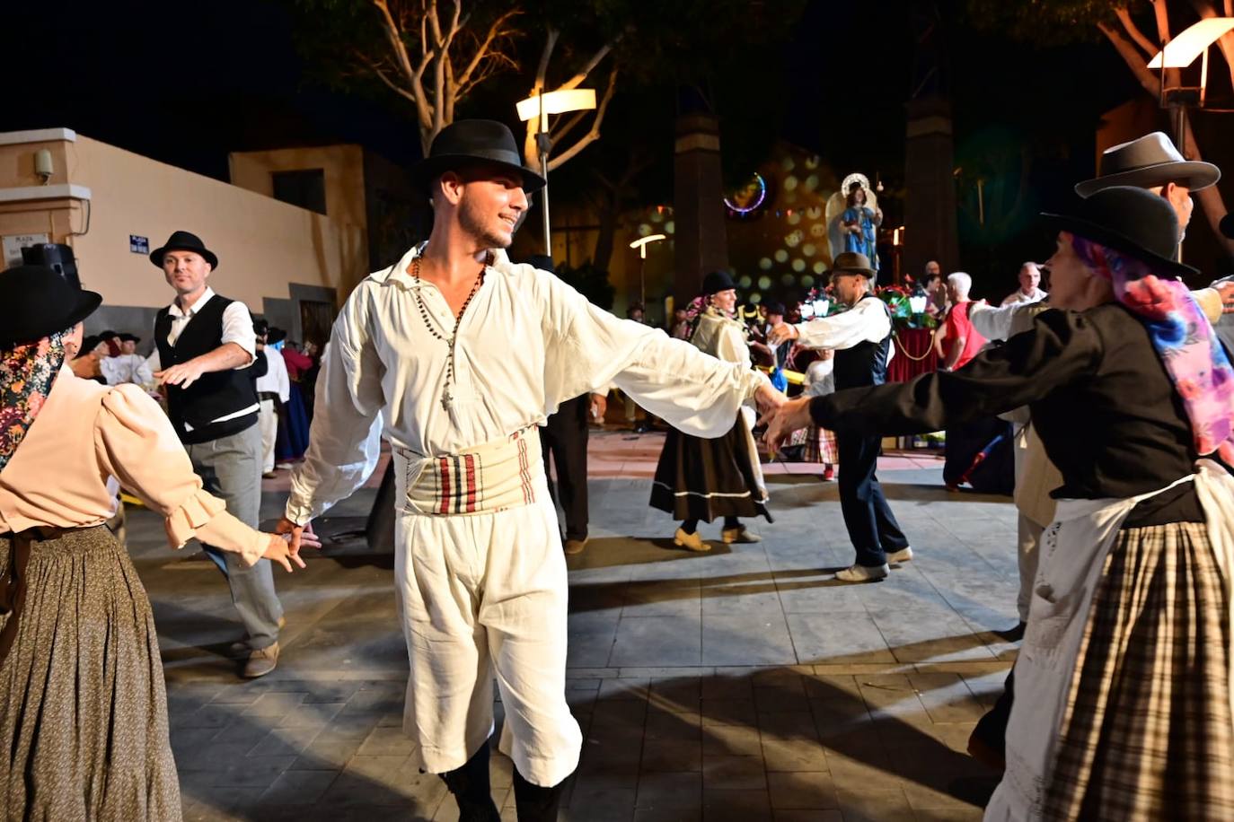 Miles de personas llenan las calles de Vecindario en la romería de San Rafael