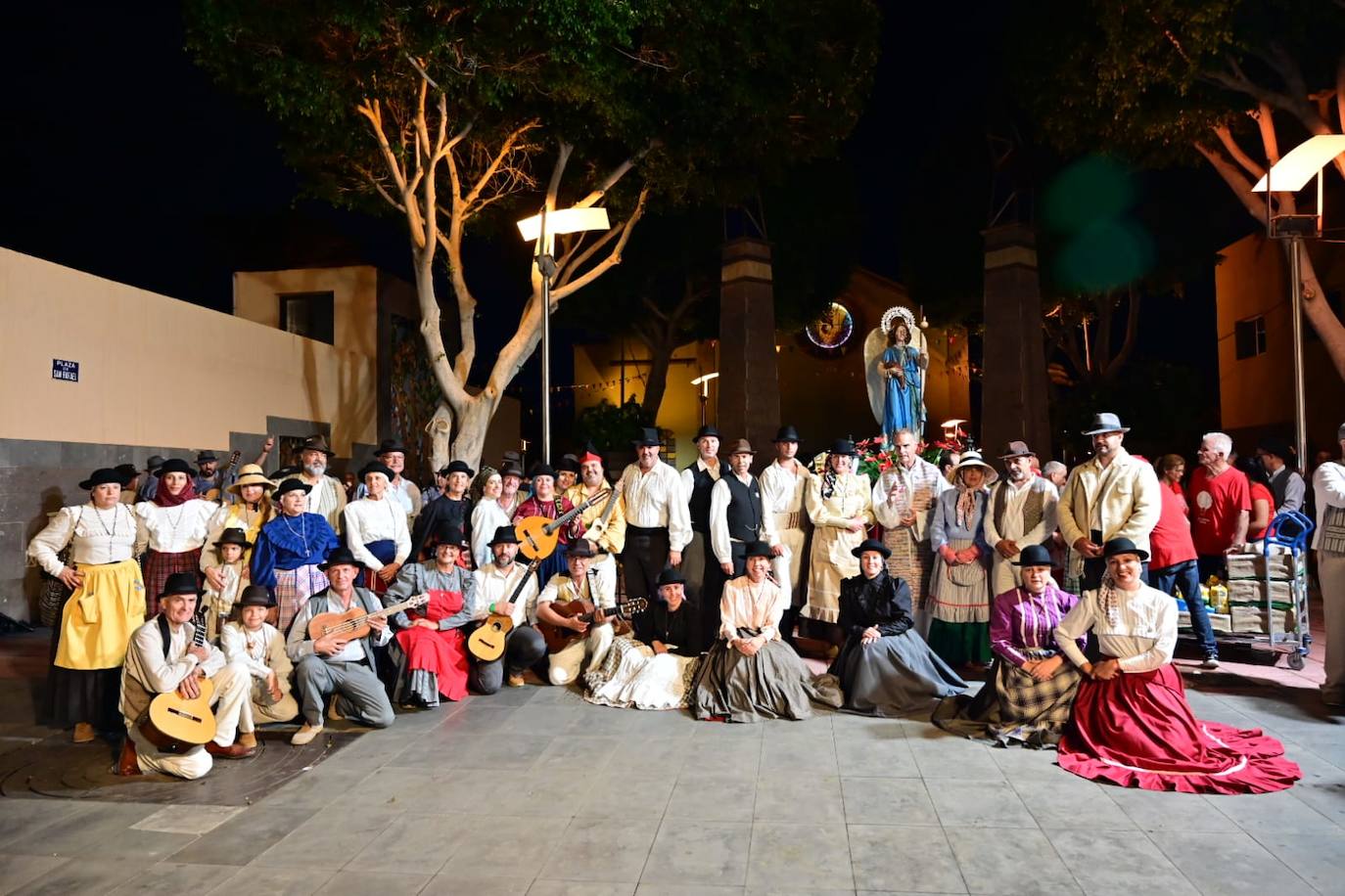 Miles de personas llenan las calles de Vecindario en la romería de San Rafael