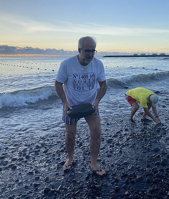 Imagen secundaria 2 - Diversos momentos de la iniciativa. En la foto superior, los veteranos de esta campaña de limpieza, Doores Valerón y Chano Viera, dos vecinos históricos de El Burrero.