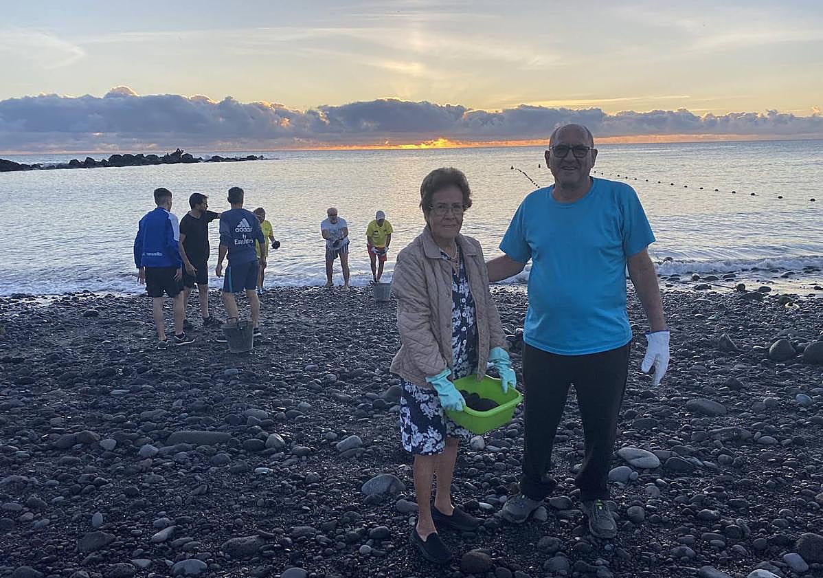 Imagen principal - Diversos momentos de la iniciativa. En la foto superior, los veteranos de esta campaña de limpieza, Doores Valerón y Chano Viera, dos vecinos históricos de El Burrero.
